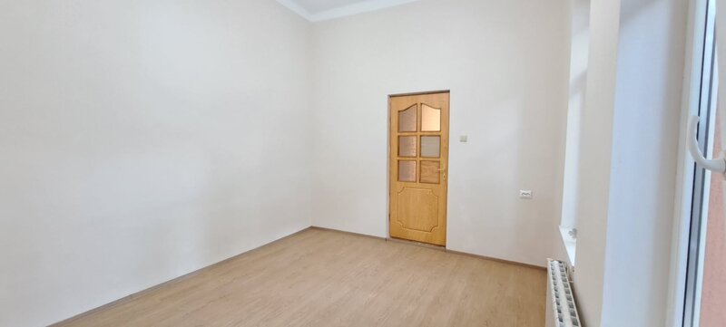 Tineretului, metrou/STB la 350 m, casa 2 camere +curte, centrala, utilitati