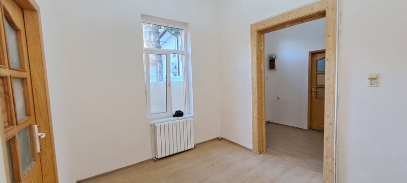 Tineretului, metrou/STB la 350 m, casa 2 camere +curte, centrala, utilitati