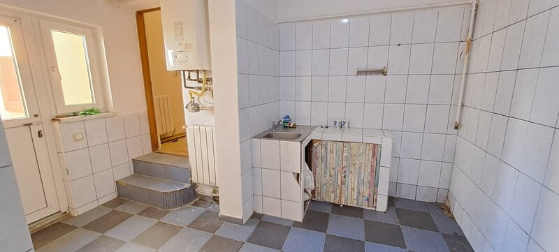 Tineretului, 350 metri metrou, casa 2 camere + curte, mutare imediat